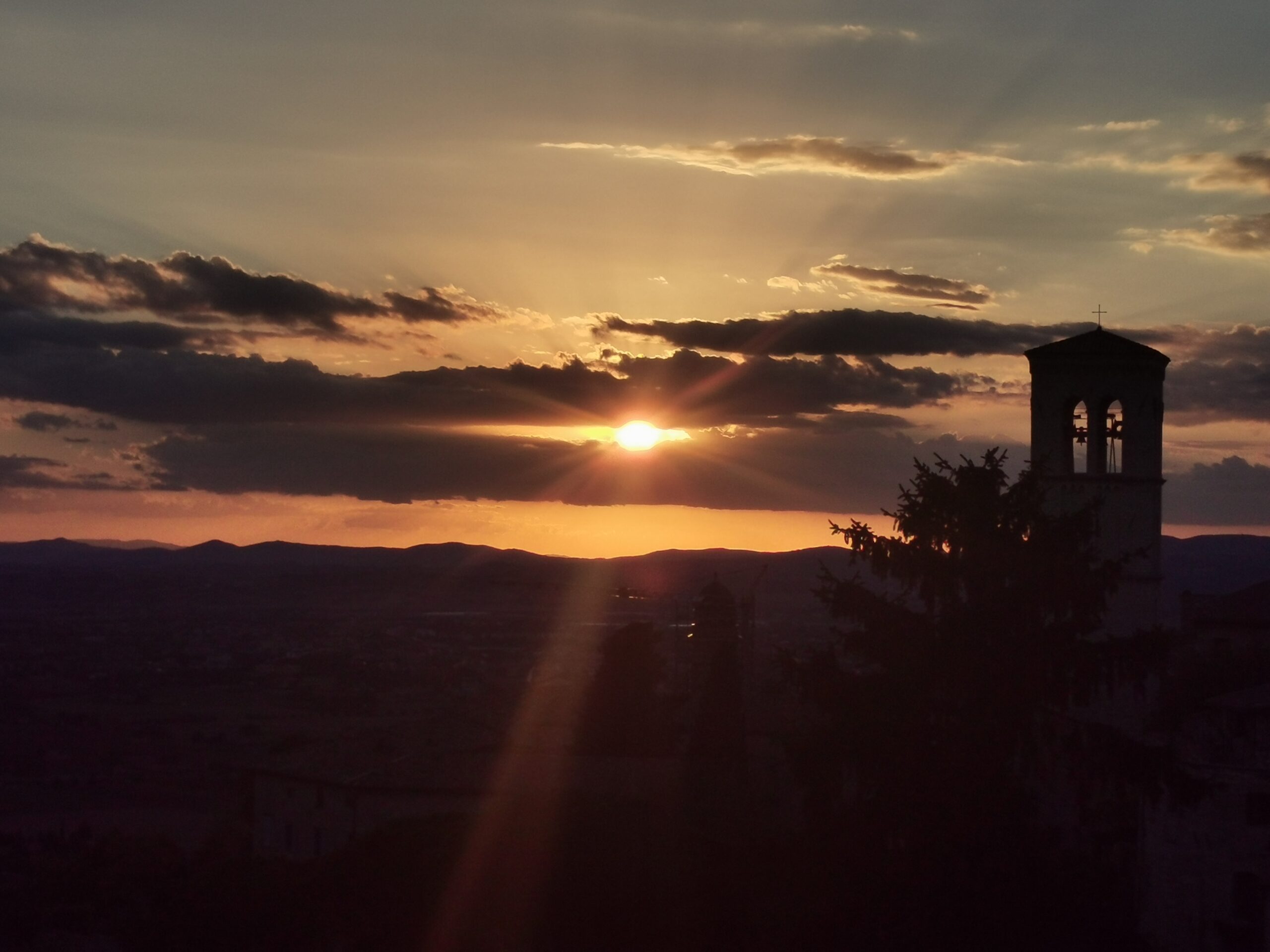 Solnedgang over dalen ved Assisi – et øjeblik af ro og skønhed under det spirituelle retreat