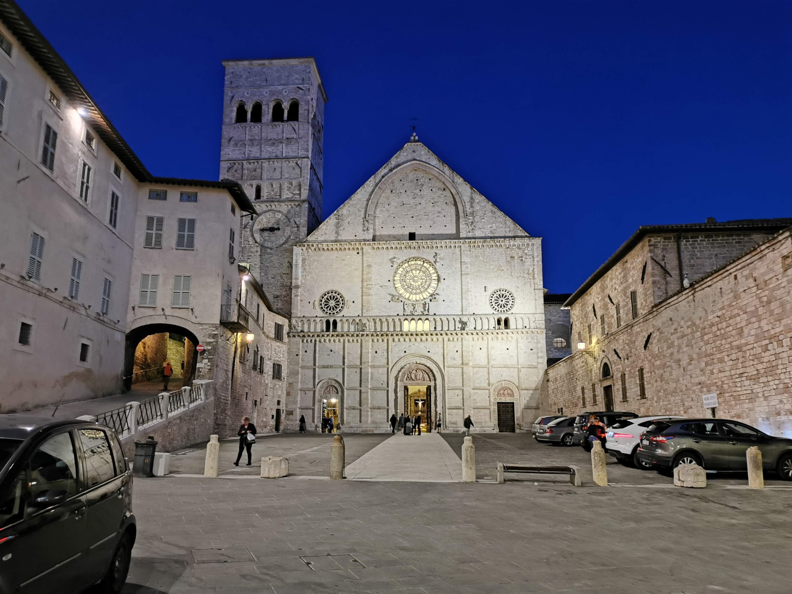 Cattedrale di San Rufino Facade af Cattedrale di San Rufino i Assisi – en romansk-kirke fra det 12. århundrede, hvor bl.a. St. Frans og St. Klara blev døbt. Et centralt spirituelt sted i Assisi, tæt på retreatets aktiviteter.