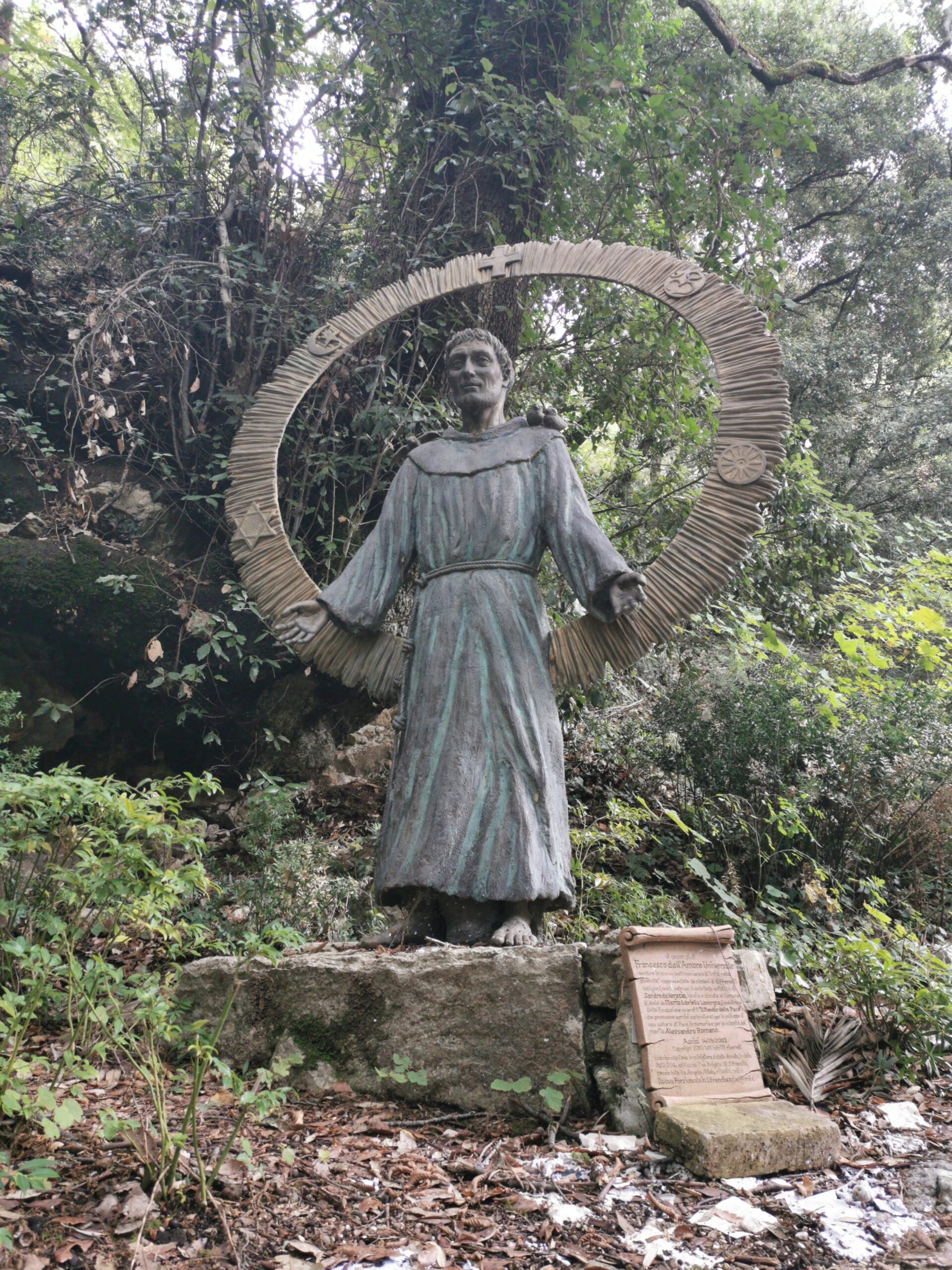 Eremo delle Carceri Statue af Sankt Frans ved Eremo delle Carceri – et sted for bøn og stilhed under retreatet i Assisi