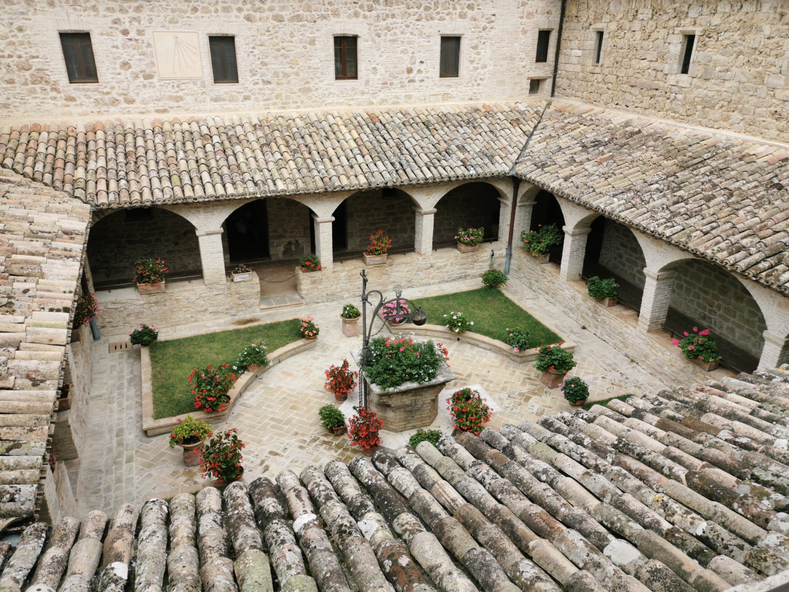 San Damiano Klostergården ved San Damiano – et fredfyldt åndehul under det spirituelle retreat i Assisi