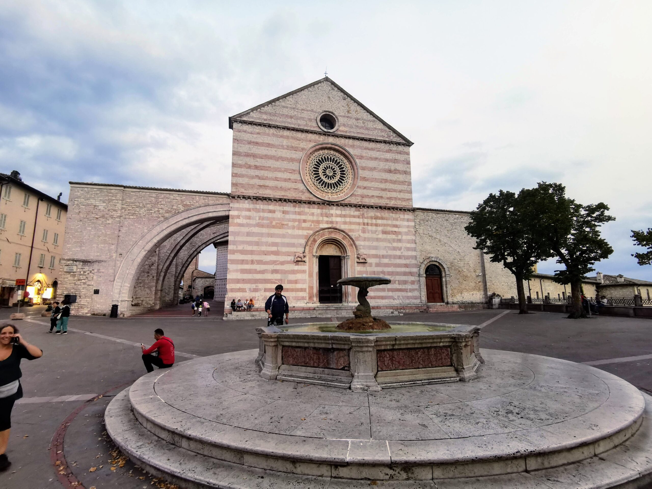 Santa Chiara-kirken i Assisi – et helligt sted for stilhed og indre fordybelse under retreatet